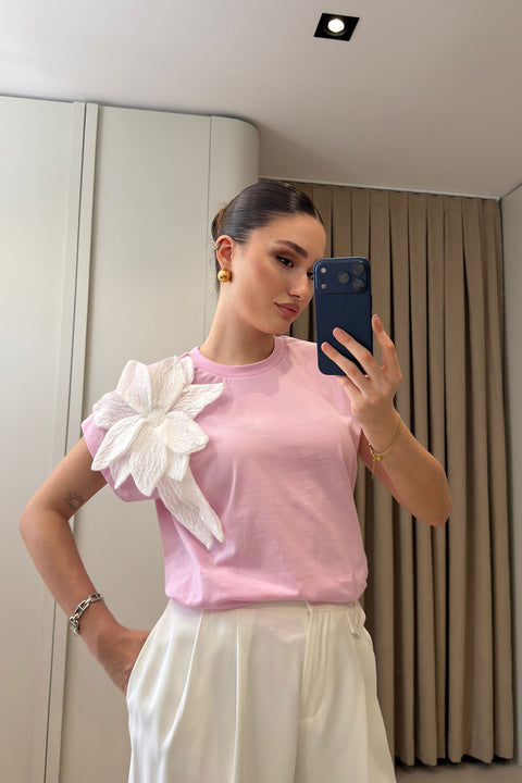 Çiçek Aksesuarlı Bluz- PEMBE