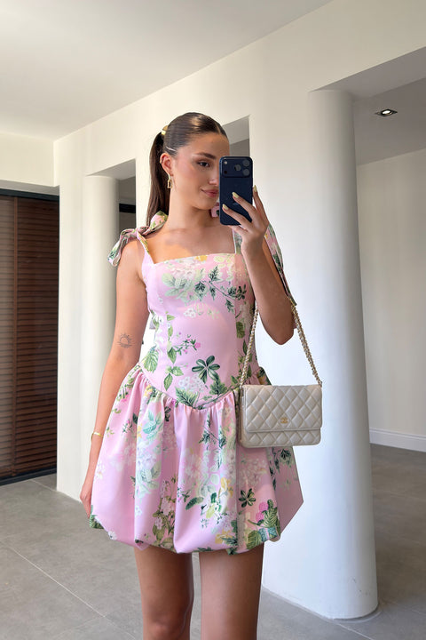 ÇİÇEKLİ ASKILARI BAĞLAMALI MİNİ ETEĞİ BALON ELBİSE- PEMBE
