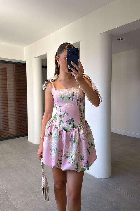 ÇİÇEKLİ ASKILARI BAĞLAMALI MİNİ ETEĞİ BALON ELBİSE- PEMBE