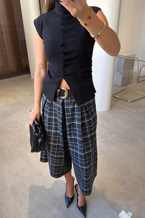 Pile Detaylı Önü Düğmeli Sıfır Kol Kazak- SİYAH